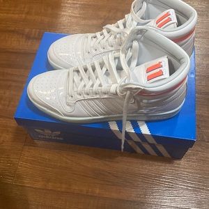 Trae Young ICE TRAY 11s worn once, doesn’t fit, great condition includes box.